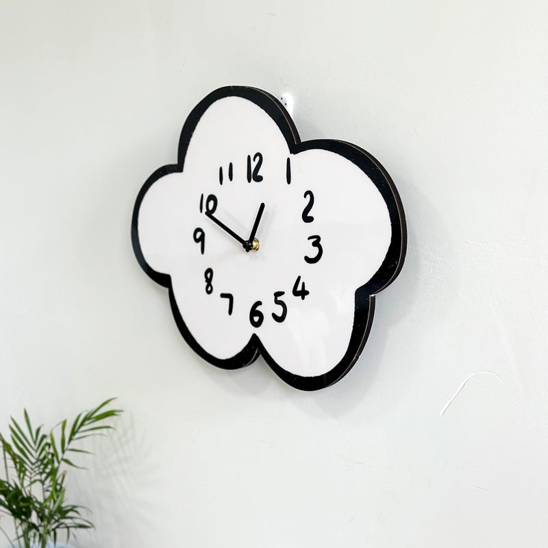 Horloge murale Cloudy – Forme nuage, silencieuse & ludique - Lignes Du Temps®14:29cloud 30cm 37cm