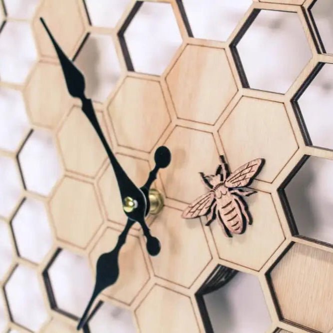 Horloge murale HoneyWood – Design nid d’abeille en bambou - Lignes Du Temps®14:29