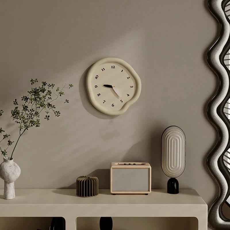 Horloge murale Dali – Forme déformée style nordique, beige taupe & silencieuse - Lignes Du Temps®14:29As Shown