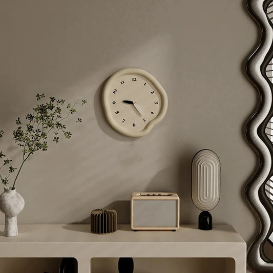 Horloge murale Dali – Forme déformée style nordique, beige taupe & silencieuse - Lignes Du Temps®14:29As Shown
