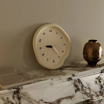 Horloge murale Dali – Forme déformée style nordique, beige taupe & silencieuse - Lignes Du Temps®14:29As Shown