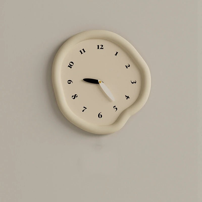 Horloge murale Dali – Forme déformée style nordique, beige taupe & silencieuse - Lignes Du Temps®14:29As Shown
