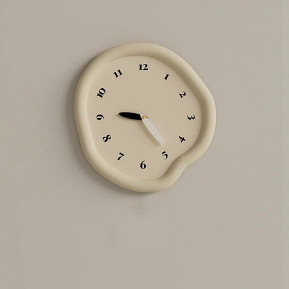 Horloge murale Dali – Forme déformée style nordique, beige taupe & silencieuse - Lignes Du Temps®14:29As Shown
