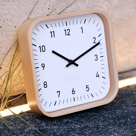 Horloge murale Oslo – Carrée en bois massif, style nordique & silencieuse - Lignes Du Temps®14:175C;583:10001462523 x 5 x 23cm